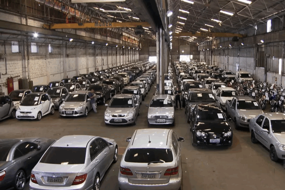 Galpão com centenas de carros em leilão